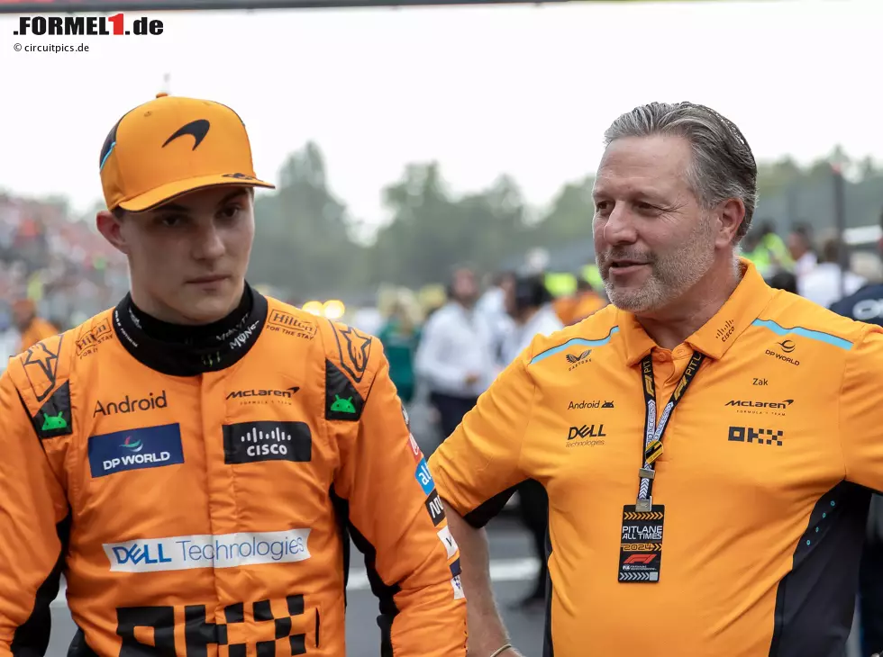 Foto zur News: McLaren-Fahrer Oscar Piastri mit Teamboss Zak Brown