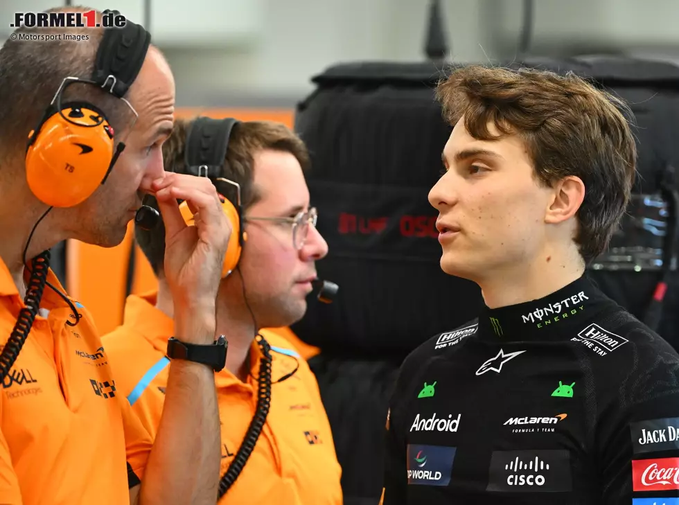 Oscar Piastri in der McLaren-Garage bei einem Gespräch Foto zur News: Oscar Piastri in der McLaren-Garage bei einem Gespräch