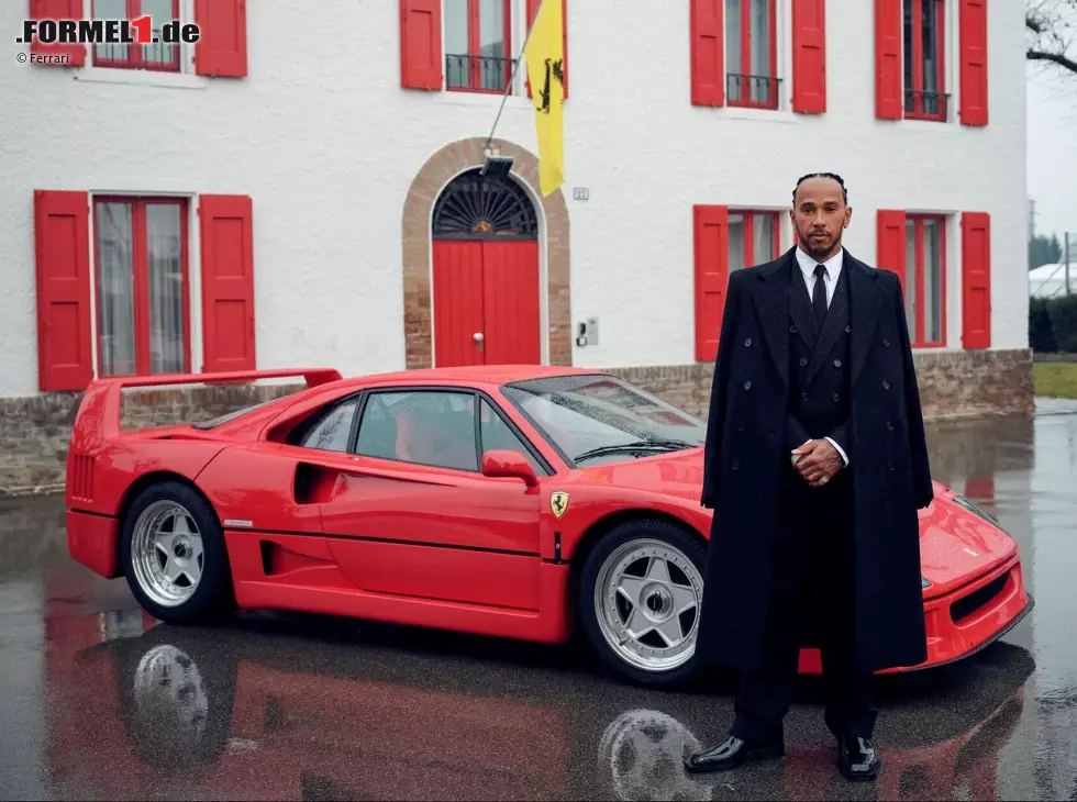 Foto zur News: Lewis Hamilton posiert mit einem Ferrari F40 in Maranello