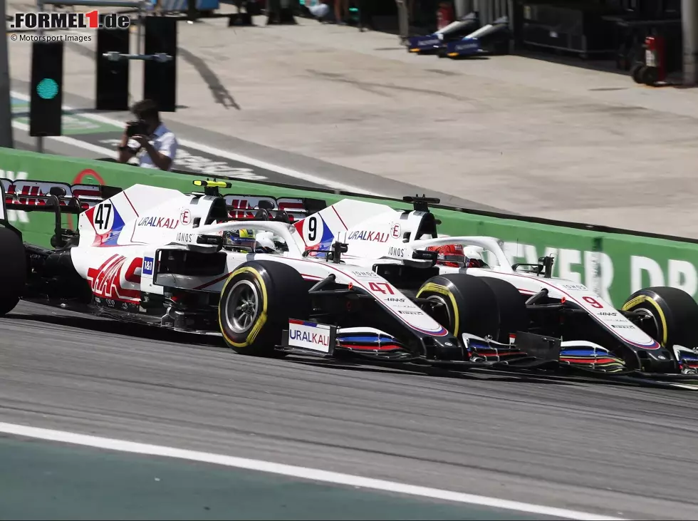 Mick Schumacher und Nikita Masepin bei einem Duell in der Formel-1-Saison 2021 Foto zur News: Mick Schumacher und Nikita Masepin bei einem Duell in der Formel-1-Saison 2021