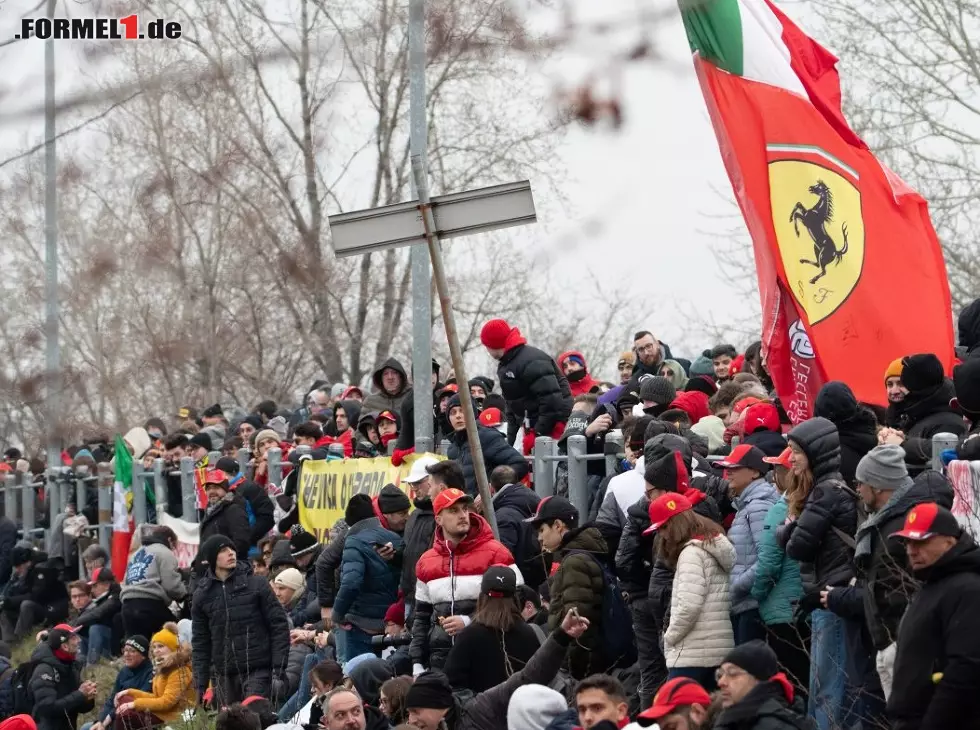 Tifosi: Ferrari-Fans verfolgen den Formel-1-Shakedown mit Lewis Hamilton in Fiorano 2025 Foto zur News: Tifosi: Ferrari-Fans verfolgen den Formel-1-Shakedown mit Lewis Hamilton in Fiorano 2025