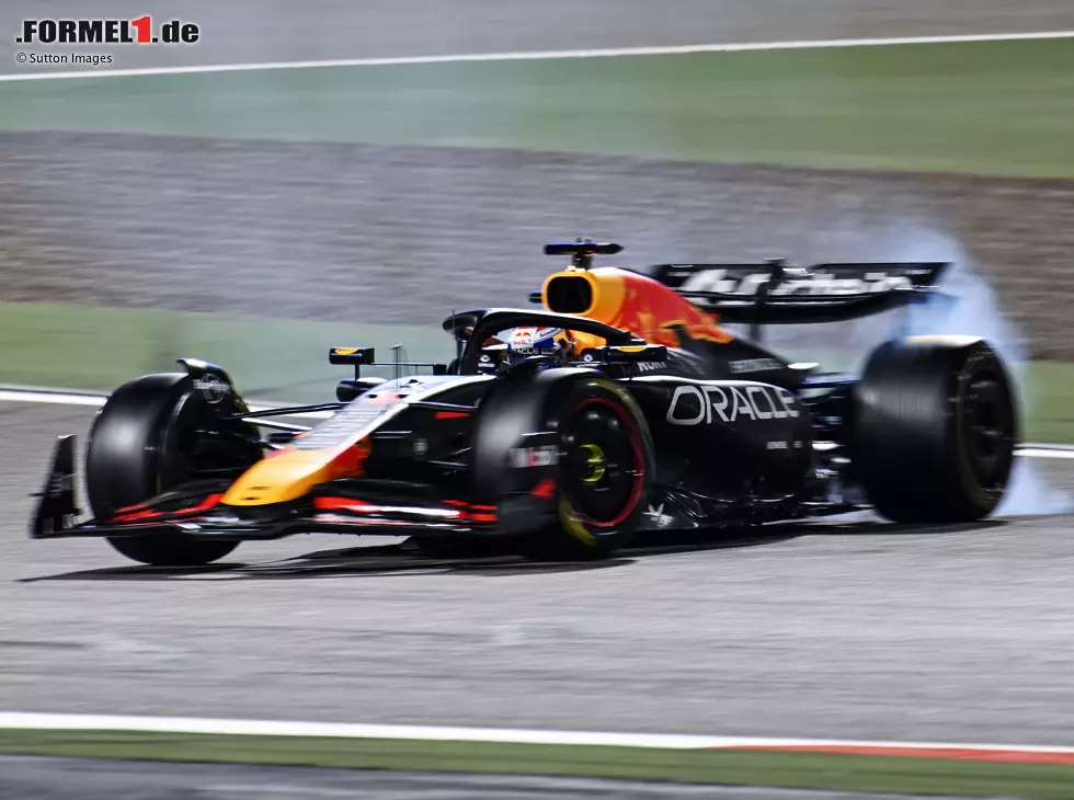 Foto zur News: Max Verstappen (Red Bull RB21) dreht sich bei Formel-1-Testfahrten in Bahrain 2025