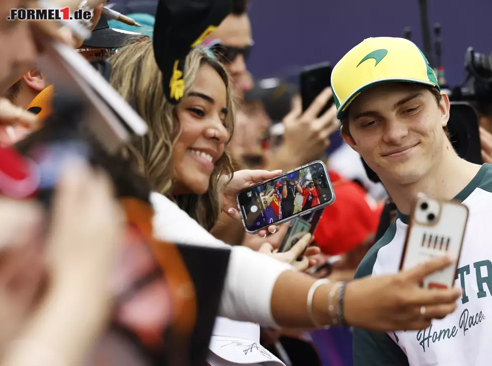 Foto zur News: McLaren-Fahrer Oscar Piastri mit Fans in Melbourne 2025