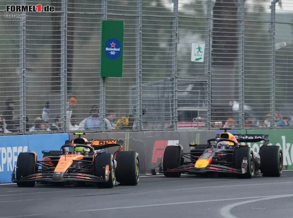 Foto zur News: Lando Norris (McLaren MCL39) vor Max Verstappen (Red Bull RB21) beim Formel-1-Rennen in Australien 2025