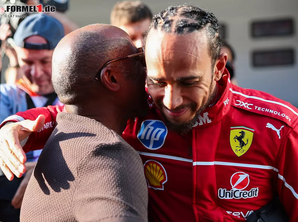 Foto zur News: Lewis Hamilton und sein Vater Anthony nach der Pole für das Formel-1-Sprintrennen in China 2025