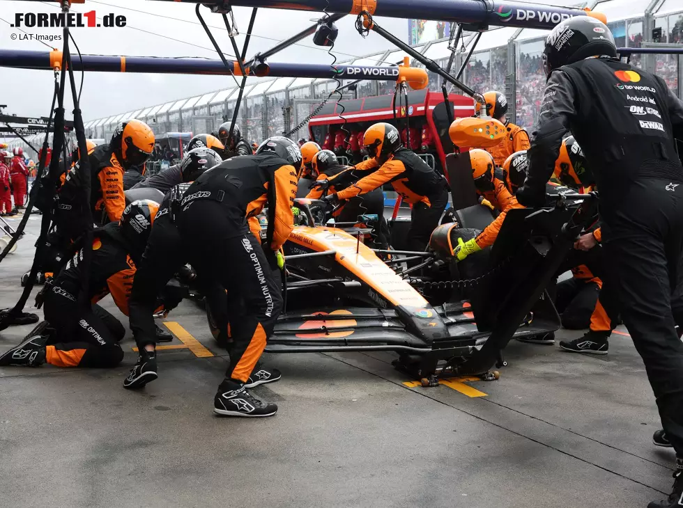 Foto zur News: Lando Norris bei einem Formel-1-Boxenstopp