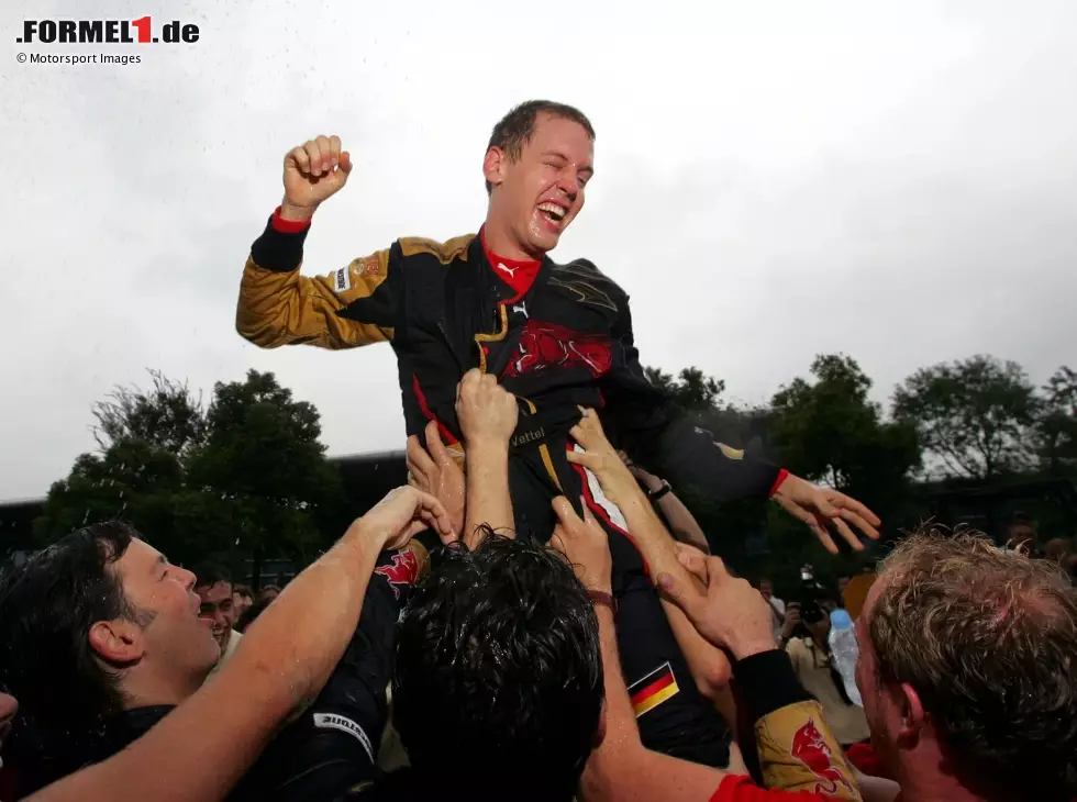 Sebastian Vettel jubelt über seinen vierten Platz in China 2007 Foto zur News: Sebastian Vettel jubelt über seinen vierten Platz in China 2007