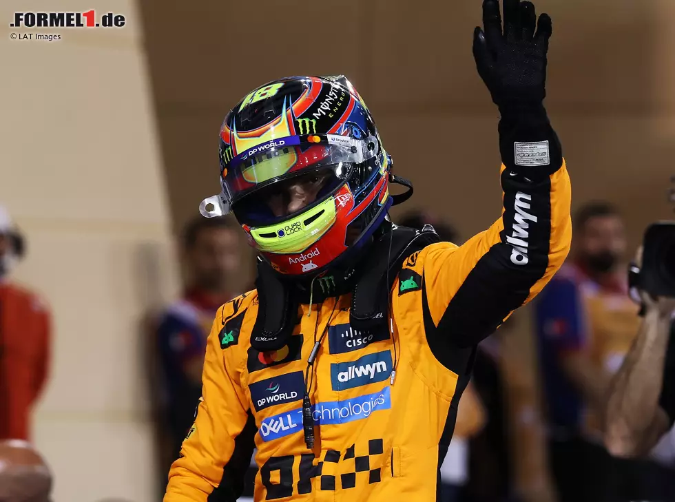 Foto zur News: Oscar Piastri (McLaren) jubelt über die Pole beim Formel-1-Rennen in Bahrain 2025
