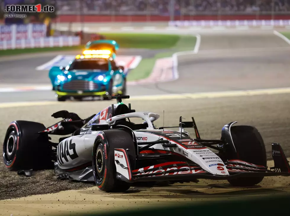 Foto zur News: Esteban Ocon (Haas-VF-25) verunfallt beim Qualifying zum Formel-1-Rennen in Bahrain