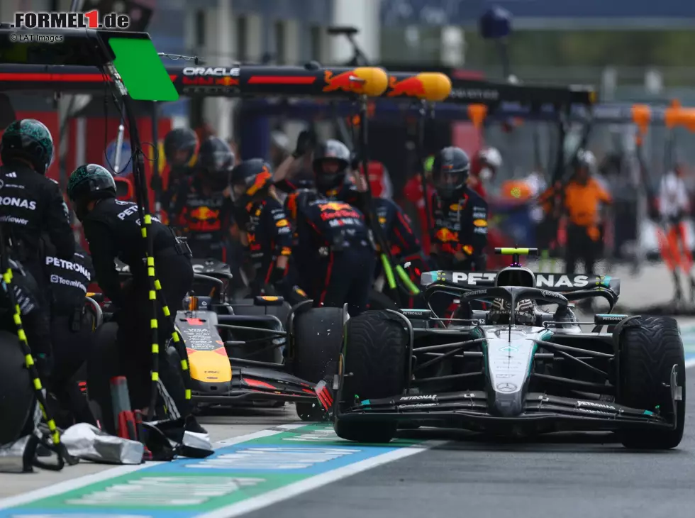 Crash beim Boxenstopp: Kimi Antonelli will rein, Max Verstappen will raus ... Foto zur News: Crash beim Boxenstopp: Kimi Antonelli will rein, Max Verstappen will raus ...