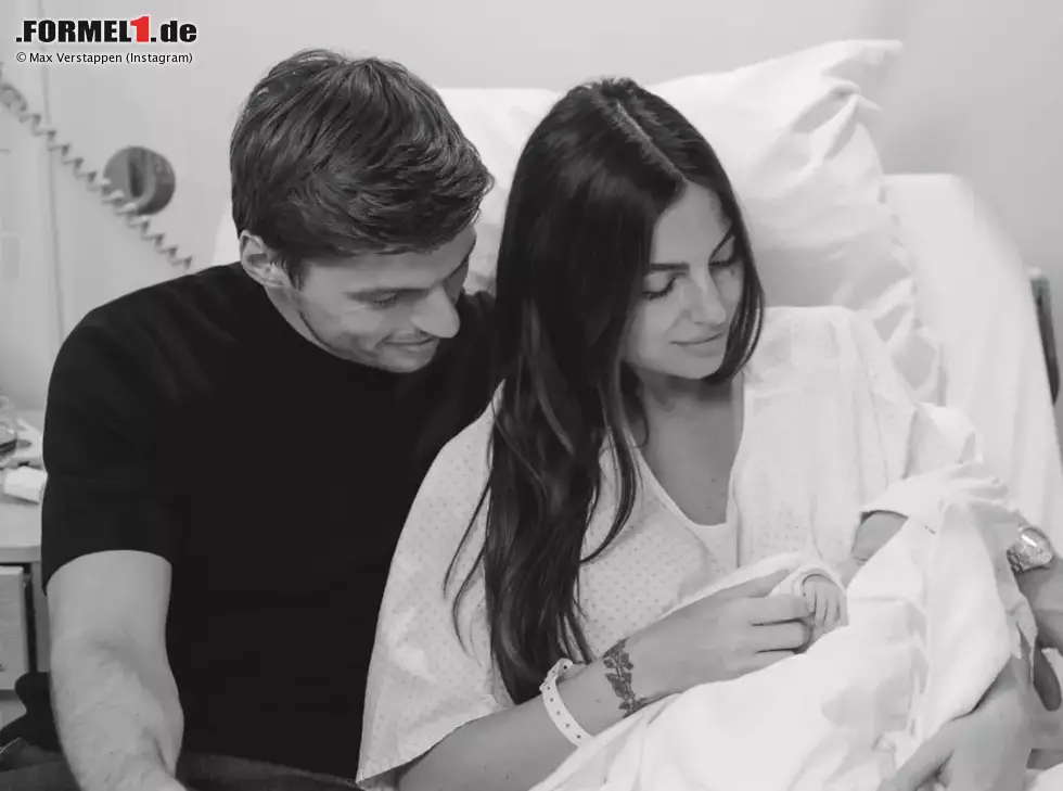 Max Verstappen und Kelly Piquet mit dem frischgeborenen Baby Lily Foto zur News: Max Verstappen und Kelly Piquet mit dem frischgeborenen Baby Lily