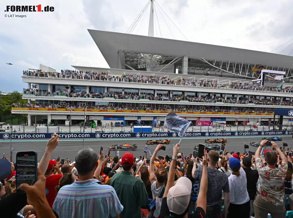 Foto zur News: Fans verfolgen den Formel-1-Start in Miami 2025