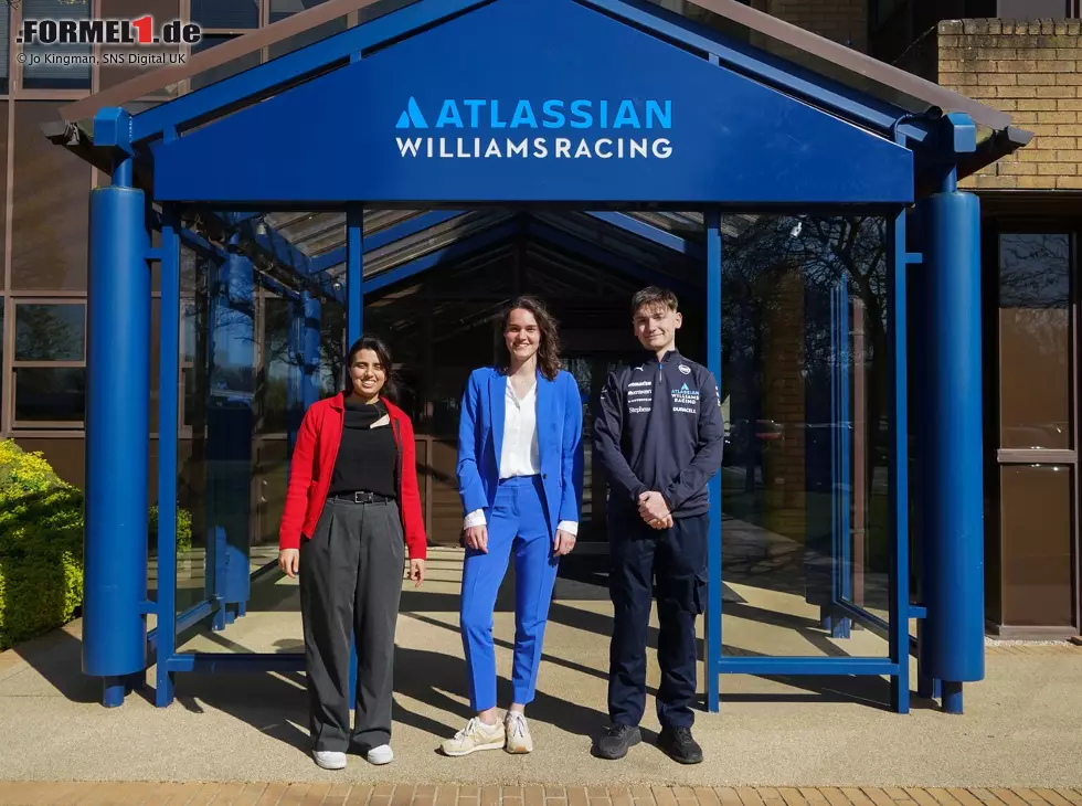Foto zur News: Der Williams-Nachwuchs vor der Teamzentrale in Grove