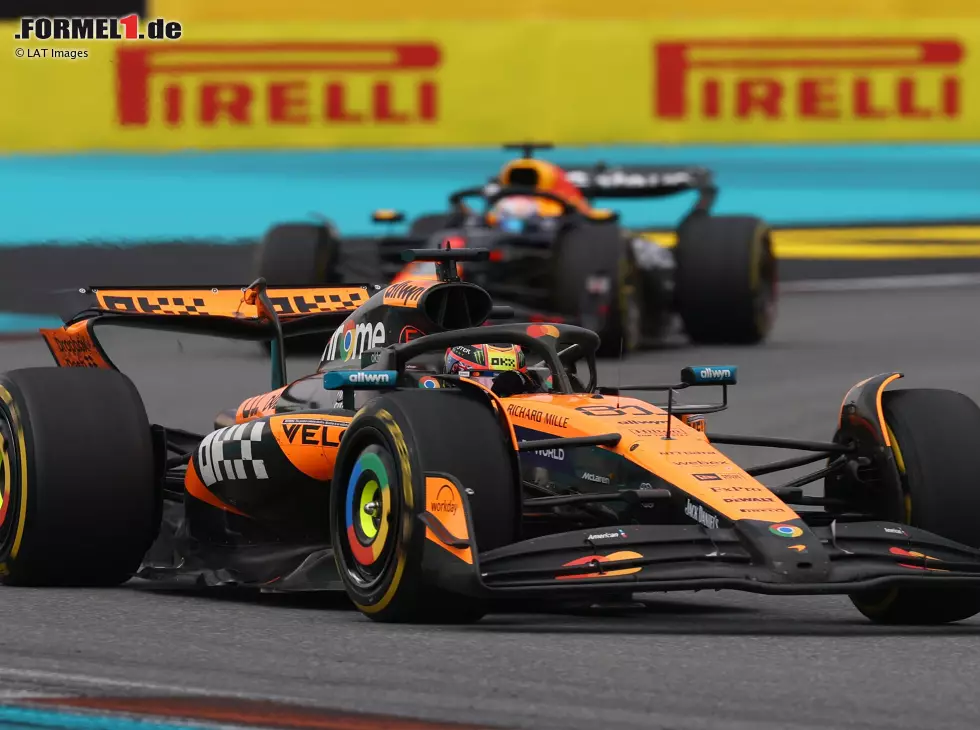 Foto zur News: Oscar Piastri und Max Verstappen beim Formel-1-Rennen in Miami 2025