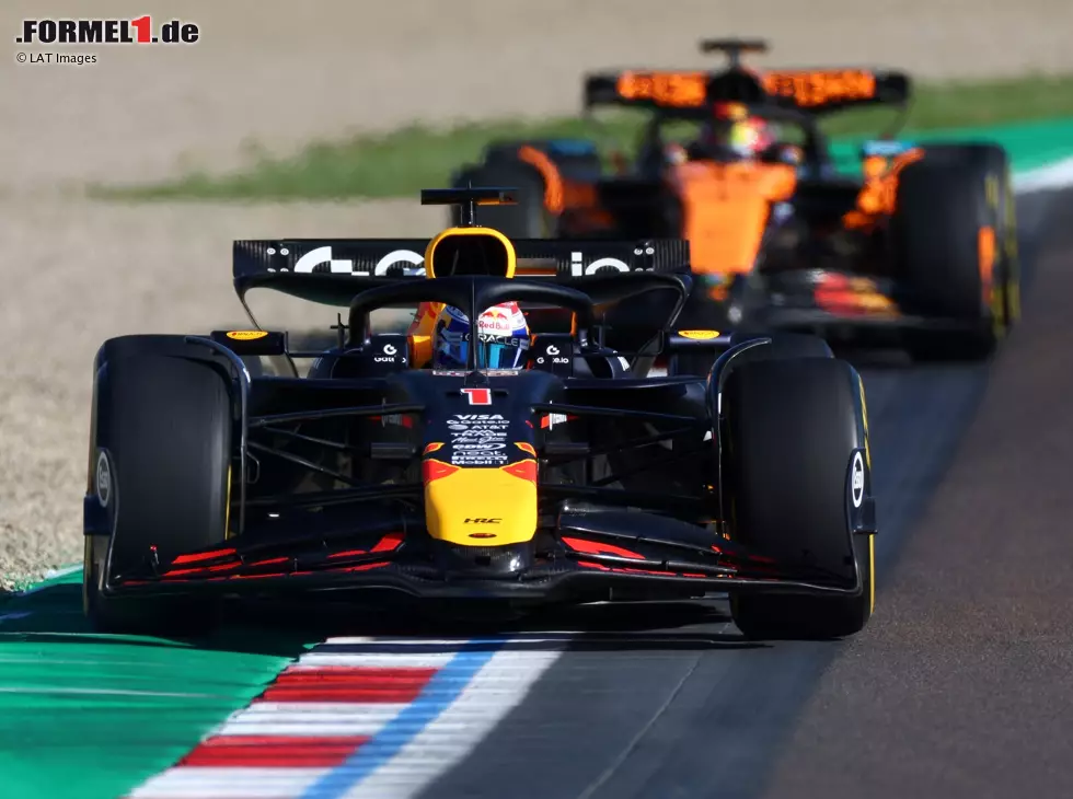 Foto zur News: Max Verstappen (Red Bull RB21) vor Oscar Piastri (McLaren MCL39) beim Formel-1-Rennen in Imola 2025