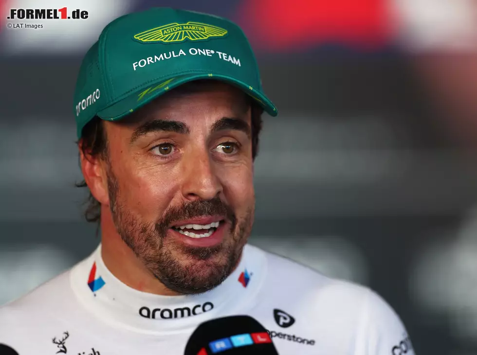 Foto zur News: Fernando Alonso (Aston Martin) nach dem Formel-1-Qualifying in Imola 2025