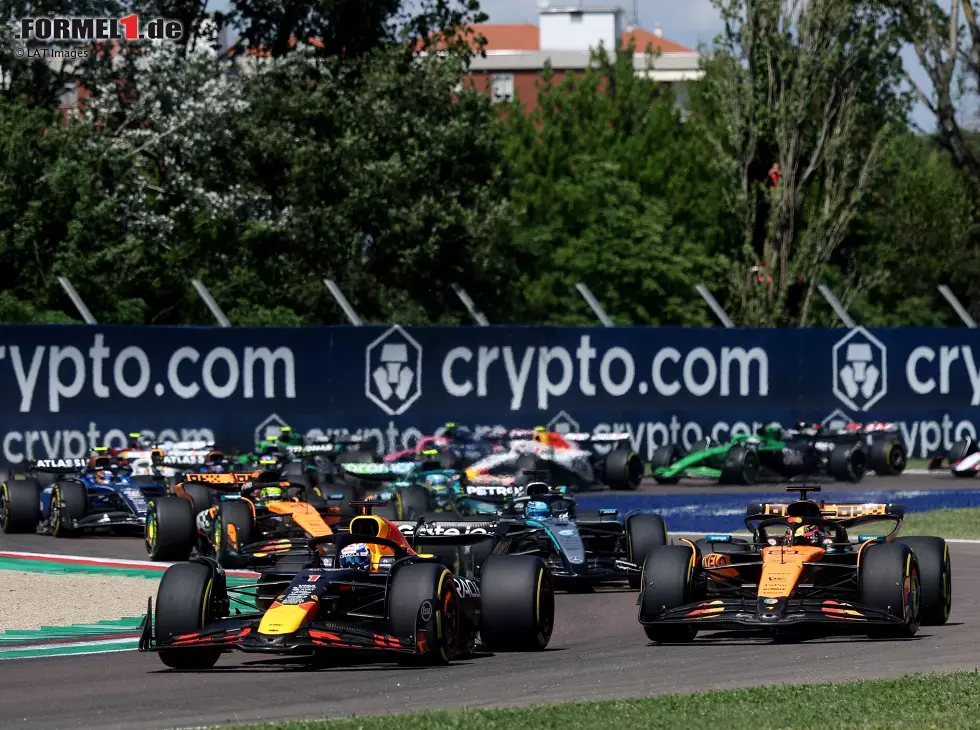 Das war irre: Max Verstappen fährt gegen Oscar Piastri das Überholmanöver der Saison in Tamburello Foto zur News: Das war irre: Max Verstappen fährt gegen Oscar Piastri das Überholmanöver der Saison in Tamburello