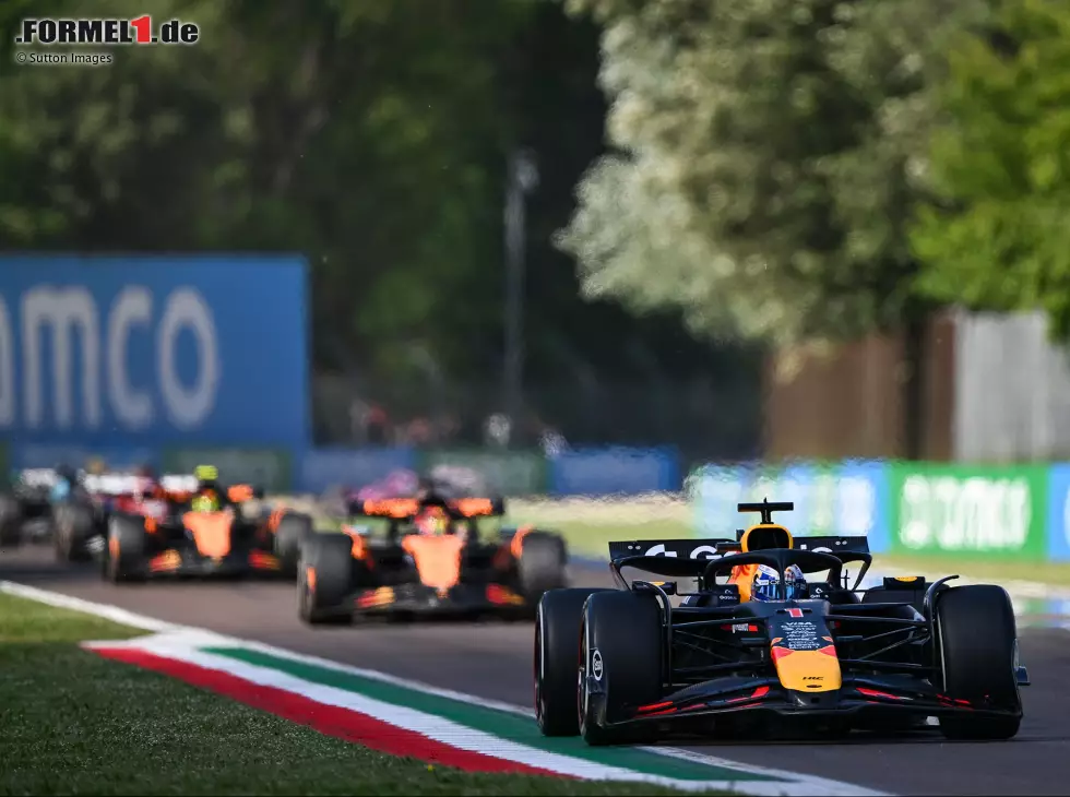 Max Verstappen fuhr den McLaren nach seinem Überholmanöver den McLaren auf und davon Foto zur News: Max Verstappen fuhr den McLaren nach seinem Überholmanöver den McLaren auf und davon