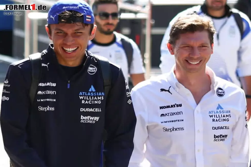 Foto zur News: Haben viel Grund zur Freude: Alex Albon und Williams-Teamchef James Vowles