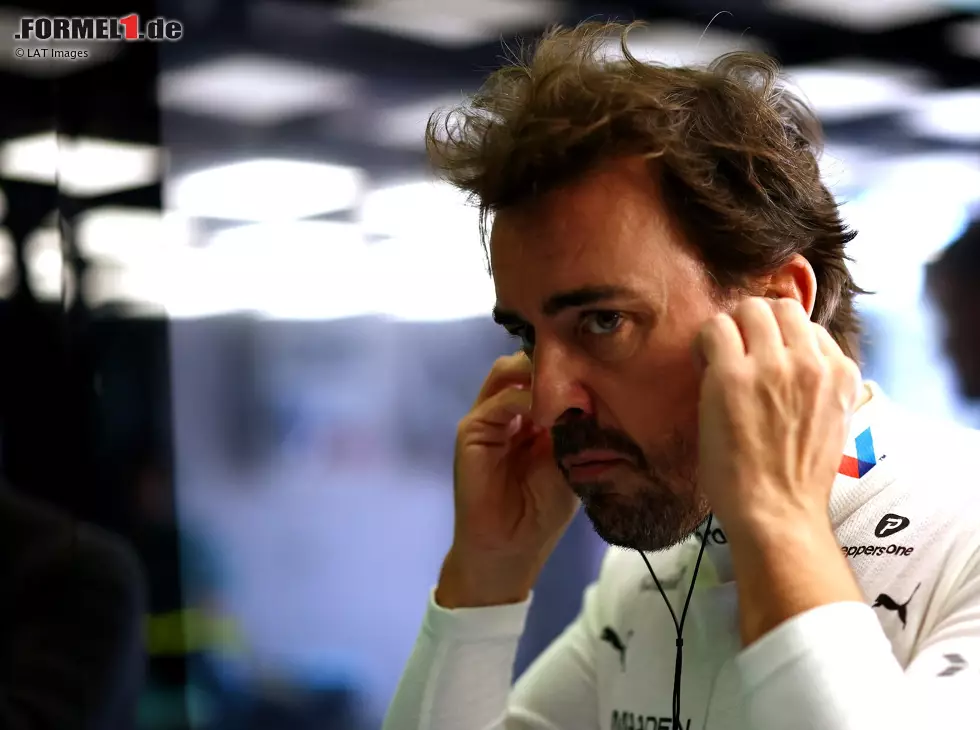 Foto zur News: Fernando Alonso in der Formel-1-Box von Aston Martin 2025