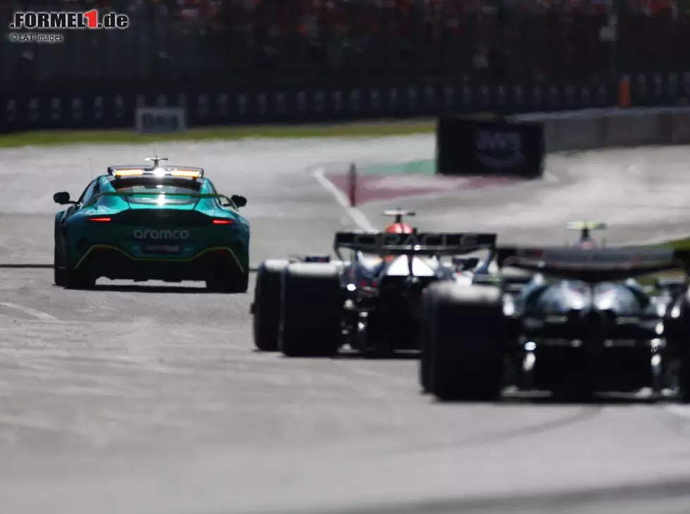 Foto zur News: Max Verstappen, Oliver Bearman