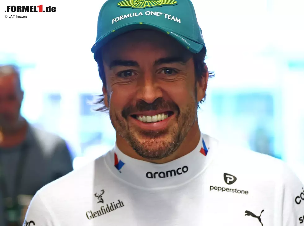 Foto zur News: Fernando Alonso lächelt in die Kamera
