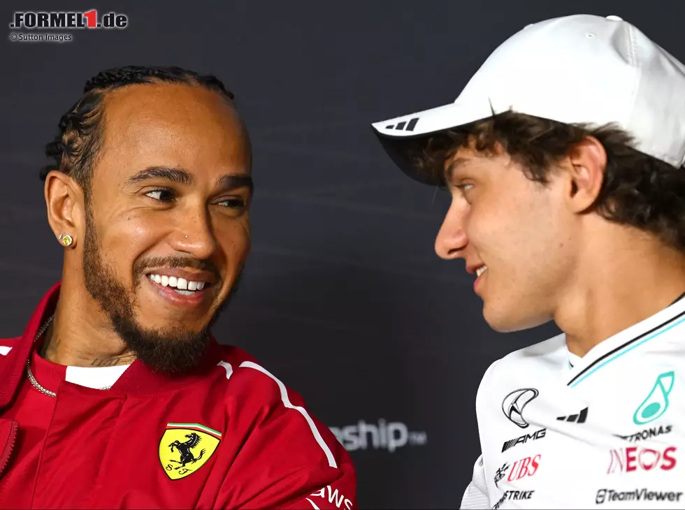 Ferrari-Fahrer Lewis Hamilton mit seinem Mercedes-Nachfolger Andrea Kimi Antonelli Foto zur News: Ferrari-Fahrer Lewis Hamilton mit seinem Mercedes-Nachfolger Andrea Kimi Antonelli