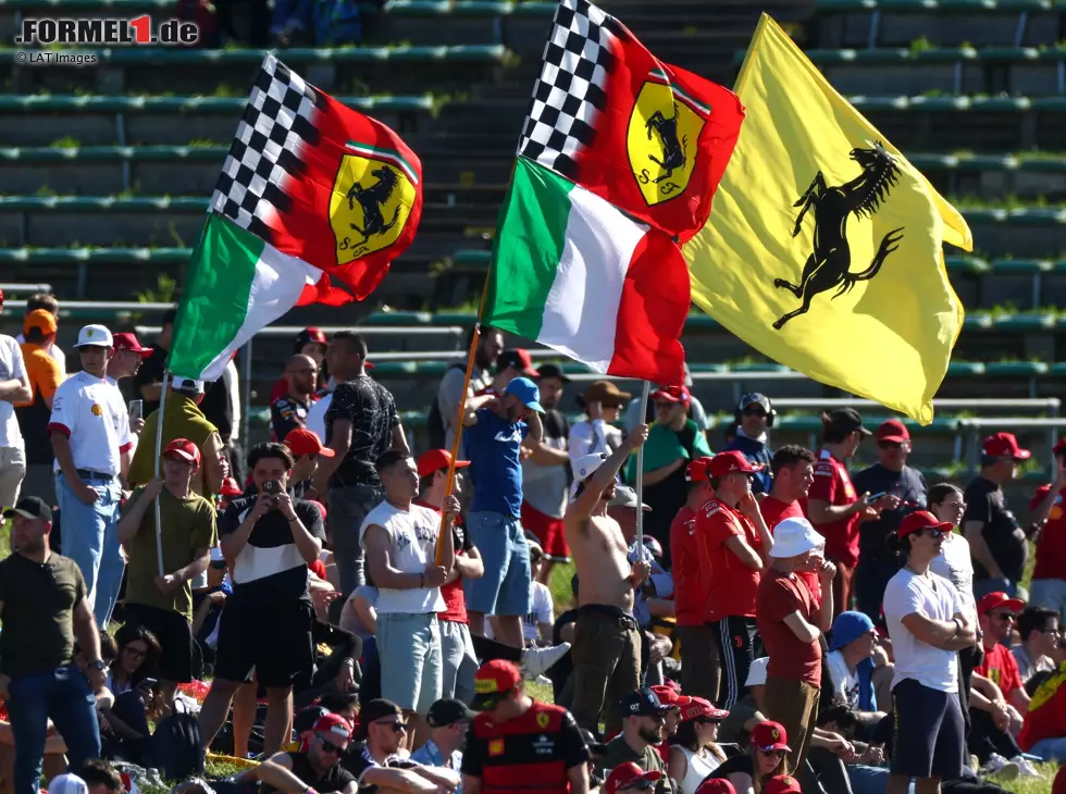 Foto zur News: Formel-1- und Ferrari-Fans in Imola 2025