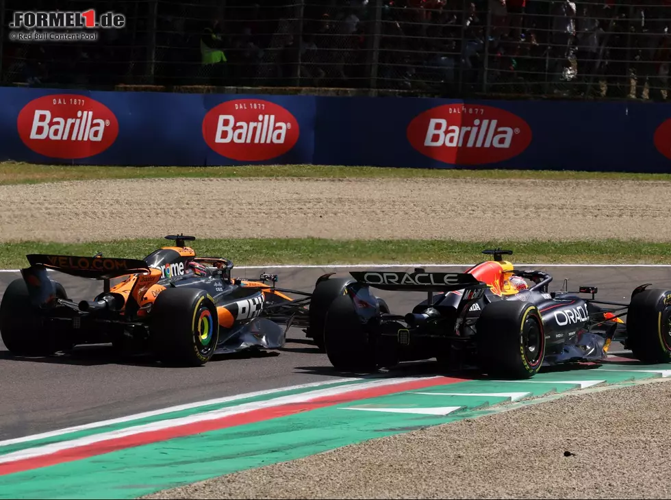 Foto zur News: Max Verstappen (Red Bull RB21) und  Oscar Piastri (McLaren MCL39) beim Formel-1-Rennen in Imola 2025