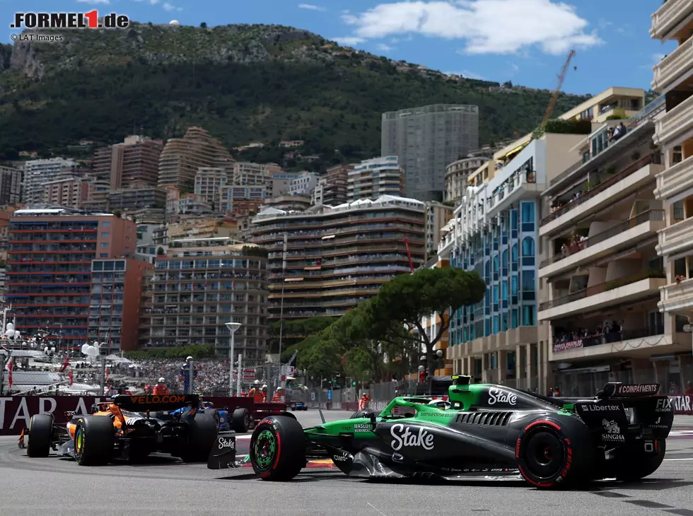 Foto zur News: Oscar Piastri (McLaren MCL39) vor Gabriel Bortoleto (Sauber C45) beim Formel-1-Rennen in Monaco 2025