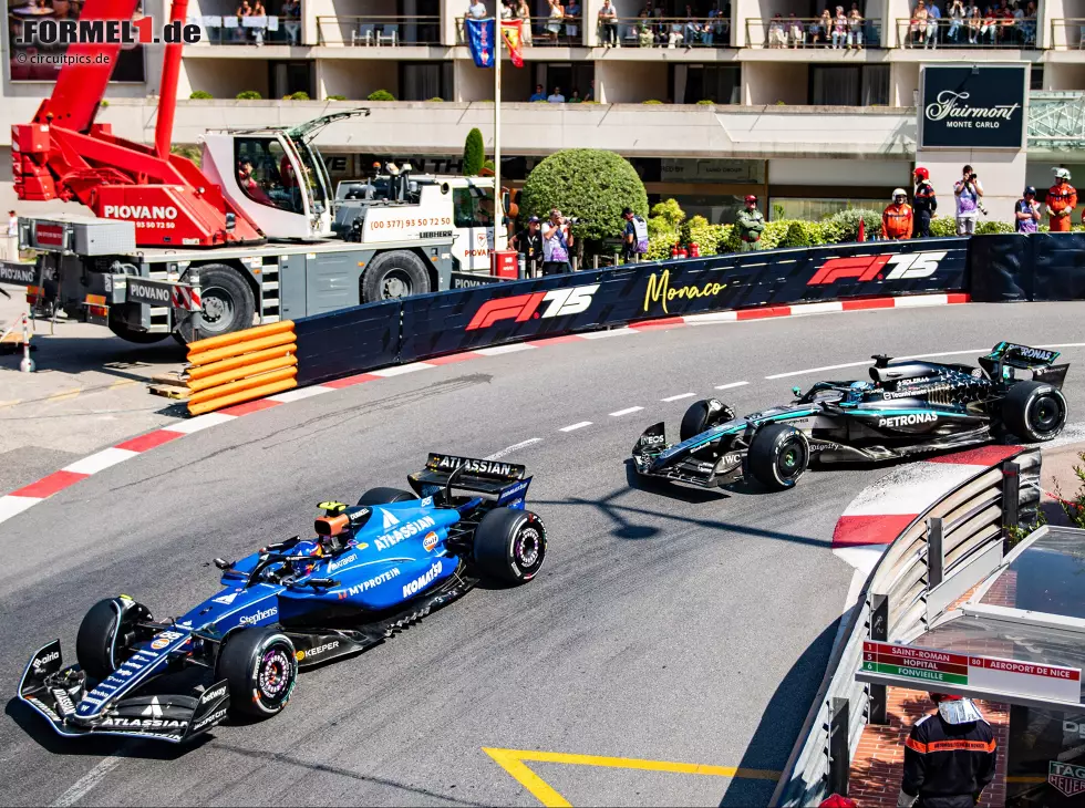 Foto zur News: Carlos Sainz (Williams FW47) vor George Russell (Mercedes W16) beim Formel-1-Rennen in Monaco 2025