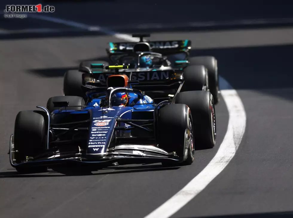 Foto zur News: Carlos Sainz (Williams FW47) vor George Russell (Mercedes W16) beim Formel-1-Rennen in Monaco 2025