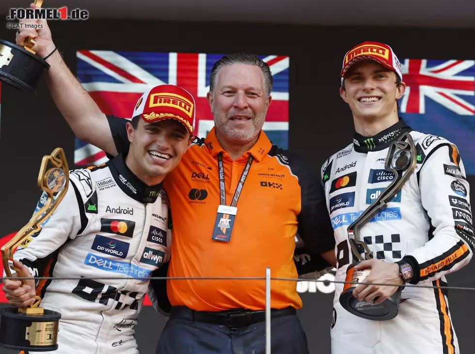Lando Norris, Zak Brown, Oscar Piastri Foto zur News: Lando Norris, Zak Brown, Oscar Piastri