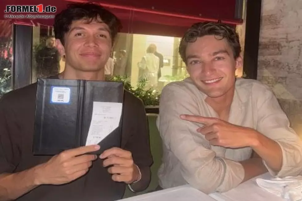 Alexander Albon und George Russell nach dem Abendessen in Monaco 2025 Foto zur News: Alexander Albon und George Russell nach dem Abendessen in Monaco 2025