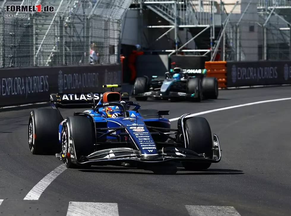 Foto zur News: Carlos Sainz (Williams FW47) vor George Russell (Mercedes Q16) beim Formel-1-Rennen in Monaco 2025