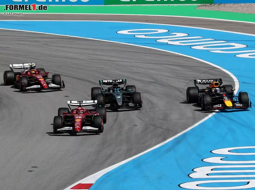 Restart: Russell drückt rein, Verstappen geht weit - und dann an die Decke Foto zur News: Restart: Russell drückt rein, Verstappen geht weit - und dann an die Decke