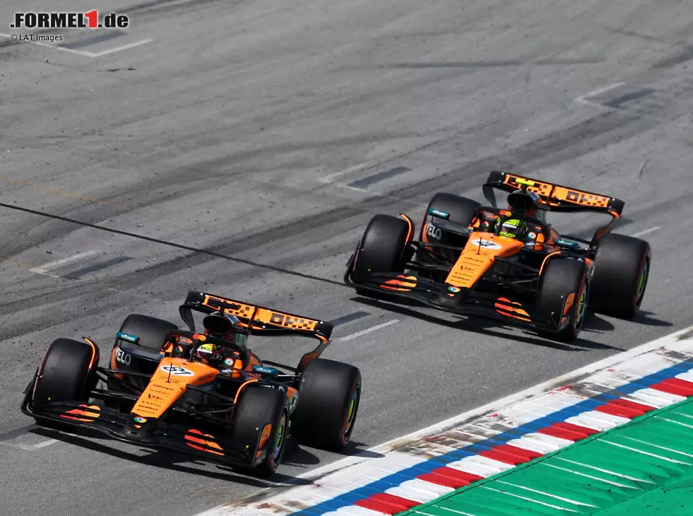 Foto zur News: Oscar Piastri vor seinem McLaren-Teamkollegen Lando Norris