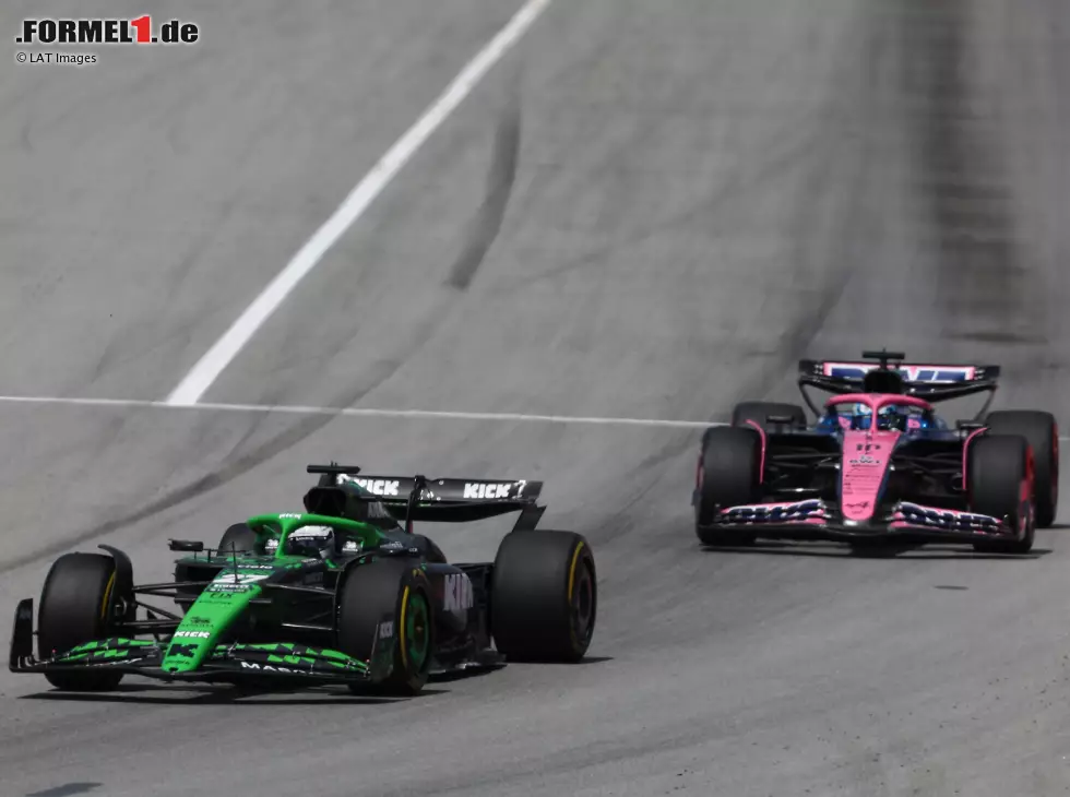 Foto zur News: Nico Hülkenberg im Sauber vor Pierre Gasly im Alpine