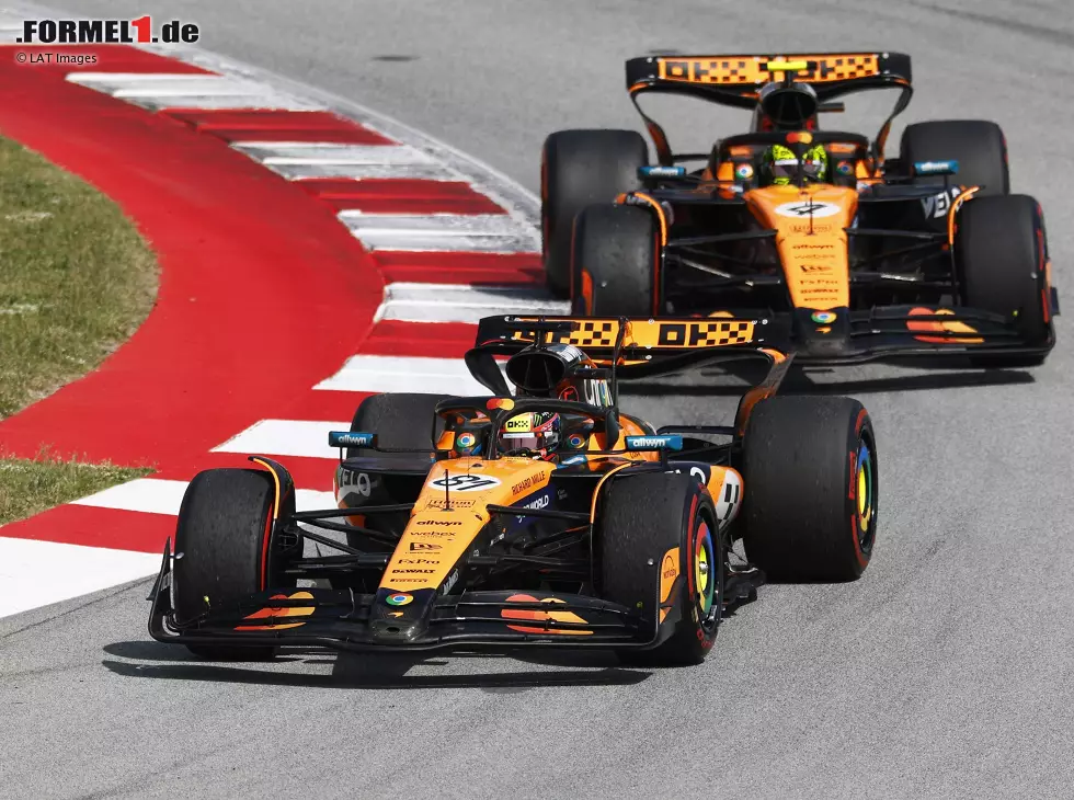 Foto zur News: Oscar Piastri vor seinem McLaren-Teamkollegen Lando Norris