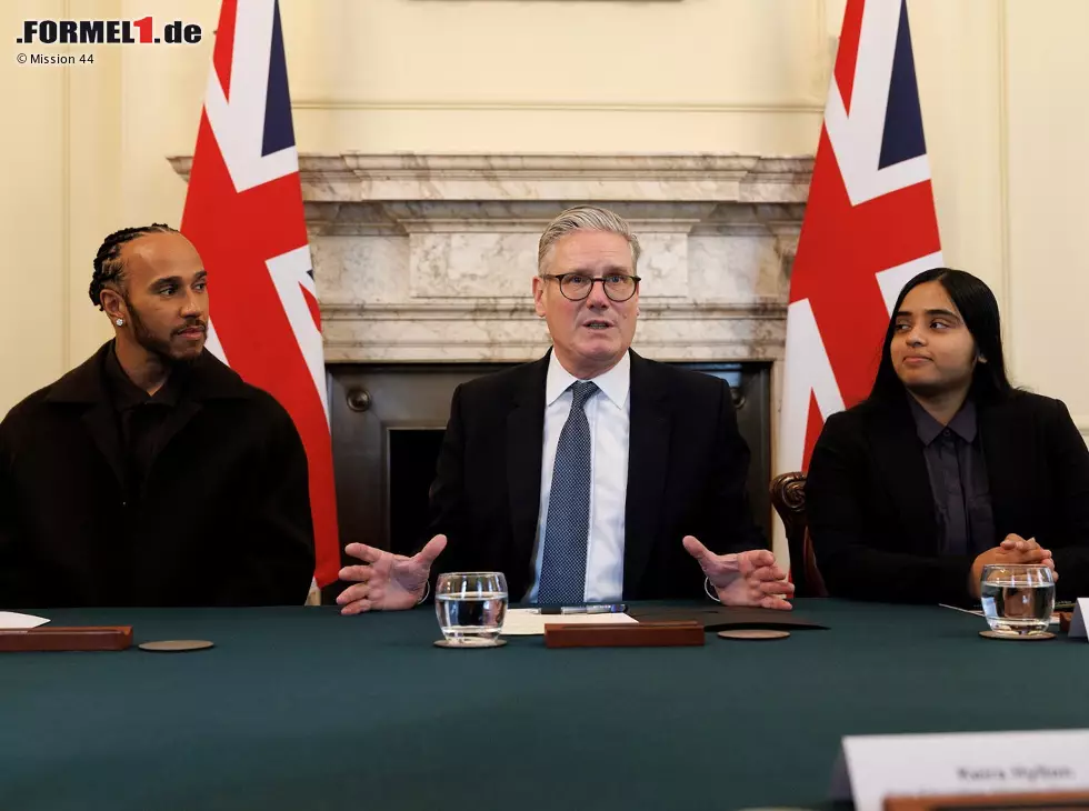 Lewis Hamilton und der britische Premierminister Keith Starmer in 10 Downing Street Foto zur News: Lewis Hamilton und der britische Premierminister Keith Starmer in 10 Downing Street