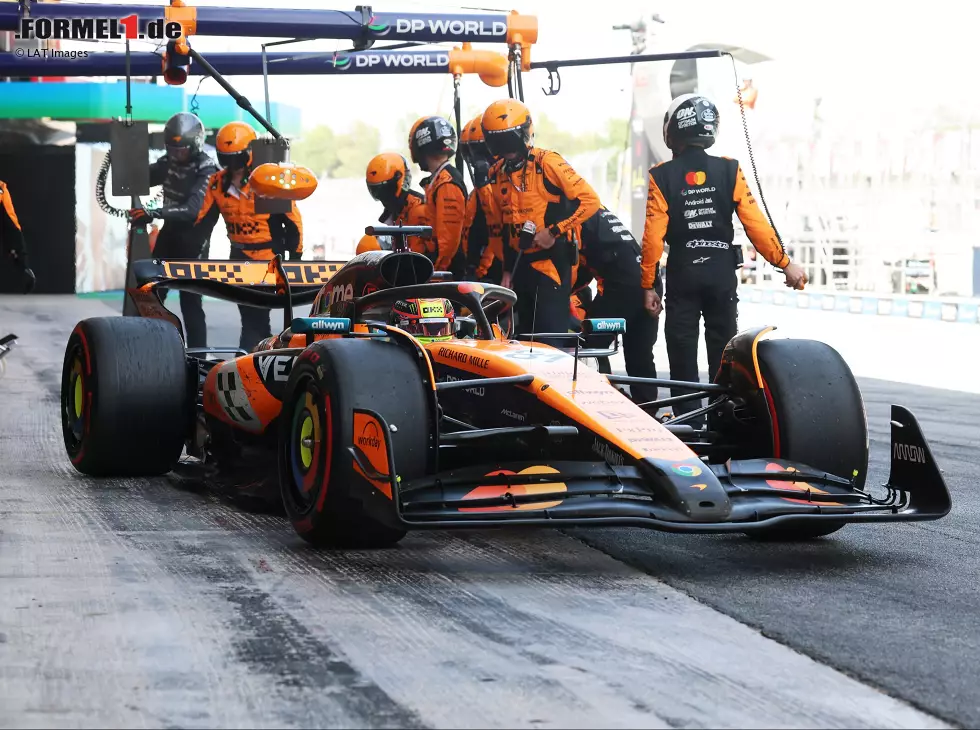 Foto zur News: Oscar Piastri beim Formel-1-Boxenstopp in Barcelona
