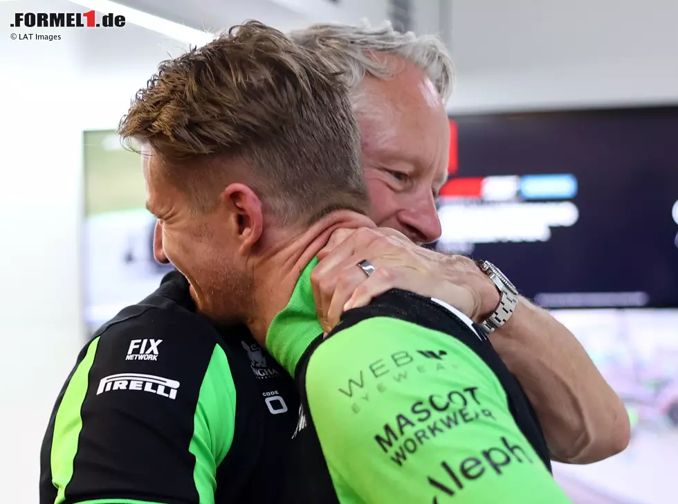 Foto zur News: Nico Hülkenberg und Jonathan Wheatley feiern Platz fünf beim Formel-1-Rennen in Spanien 2025