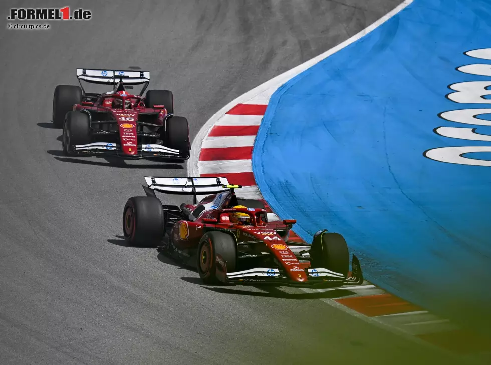 Foto zur News: Lewis Hamilton vor Charles Leclerc (Ferrari SF-25) beim Formel-1-Rennen in Barcelona 2025