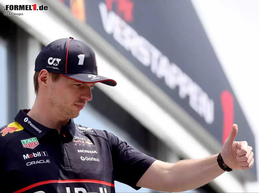 Foto zur News: Daumen hoch: Max Verstappen fährt trotz drohender Sperre wie immer