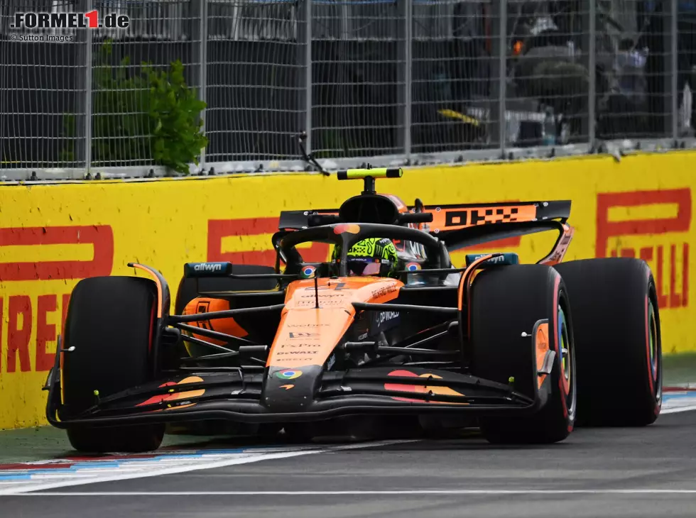 Foto zur News: Lando Norris (McLaren MCL39) vor Max Verstappen (Red Bull RB21) beim Formel-1-Rennen in Kanada 2025