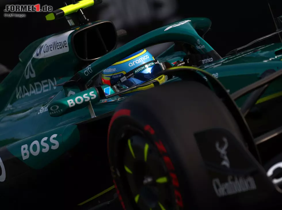 Foto zur News: Fernando Alonso bildet mit seinem Aston Martin eine Einheit