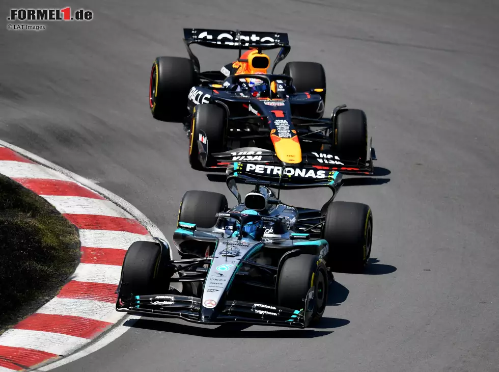 Foto zur News: George Russell (Mercedes W16) vor Max Verstappen (Red Bull RB21) beim Formel-1-Rennen in Kanada 2025