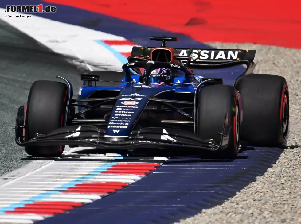 Foto zur News: Alexander Albon (Williams FW47) und Charles Leclerc (Ferrari SF-25) beim Formel-1-Rennen in Österreich 2025