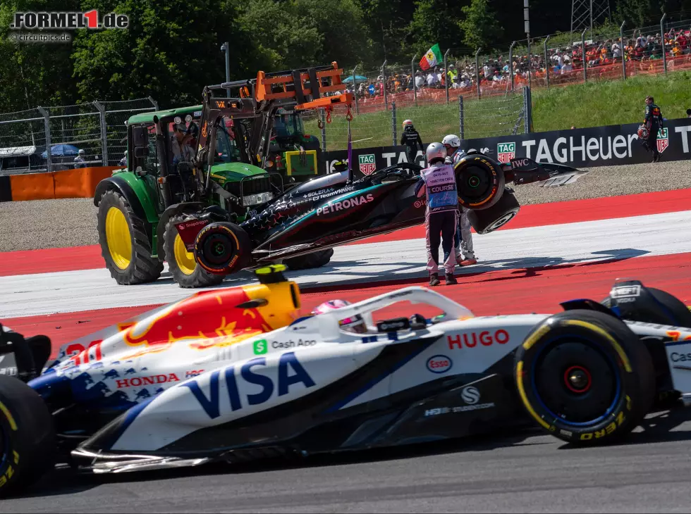 Foto zur News: Liam Lawson (Racing Bulls VCARB 02) fährt am Mercedes W16 von Andrea Kimi Antonelli vorbei