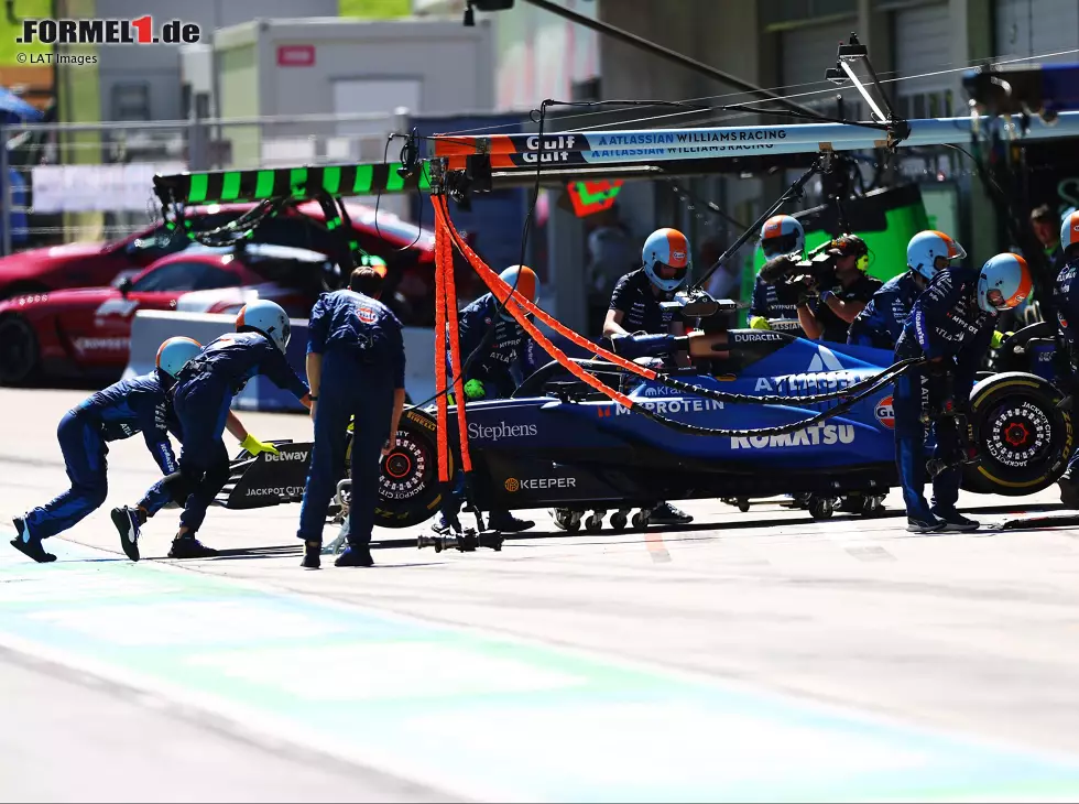 Foto zur News: Alexander Albon wird nach Defekt zurückgeschoben in die Box